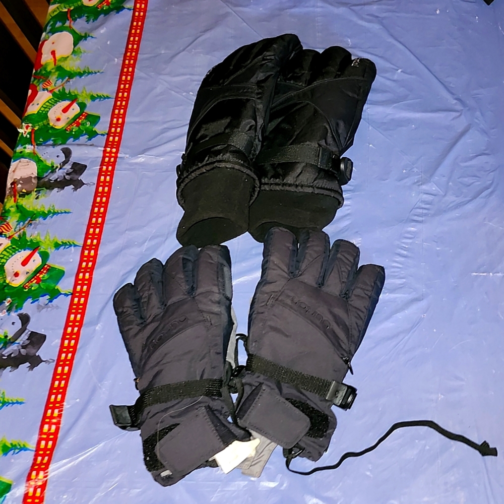 2 PAIR OF MENS GREAT CONDITION SKI GLOVES.
